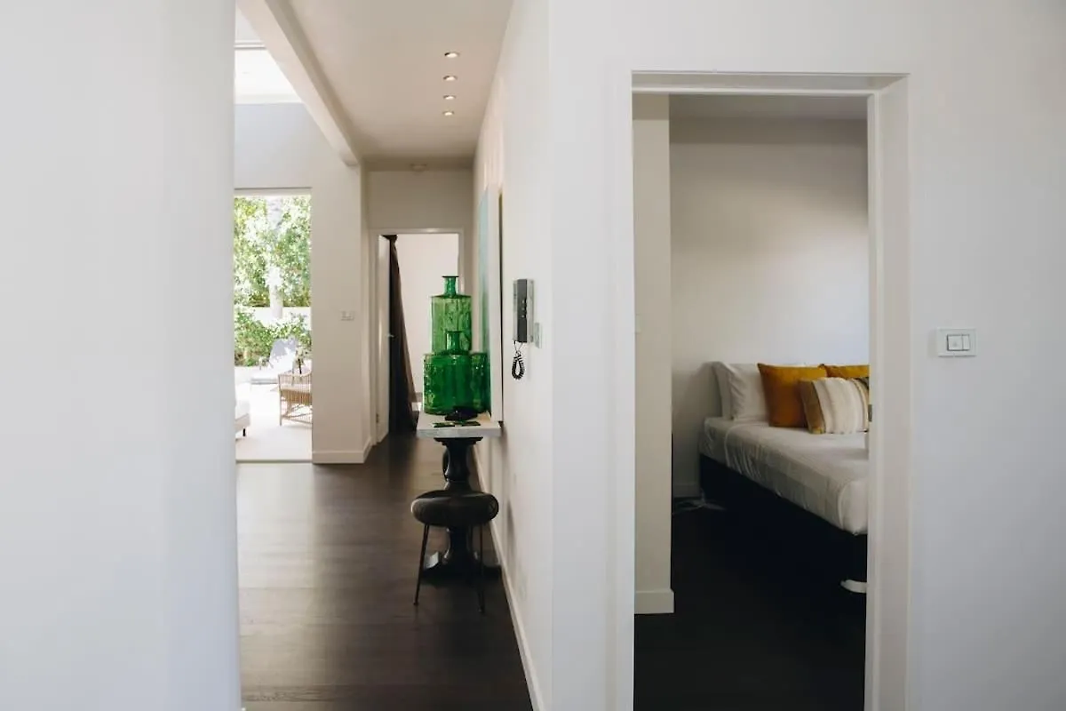 Lifestyle And Location On 'The Island' At Kawana Villa Parrearra